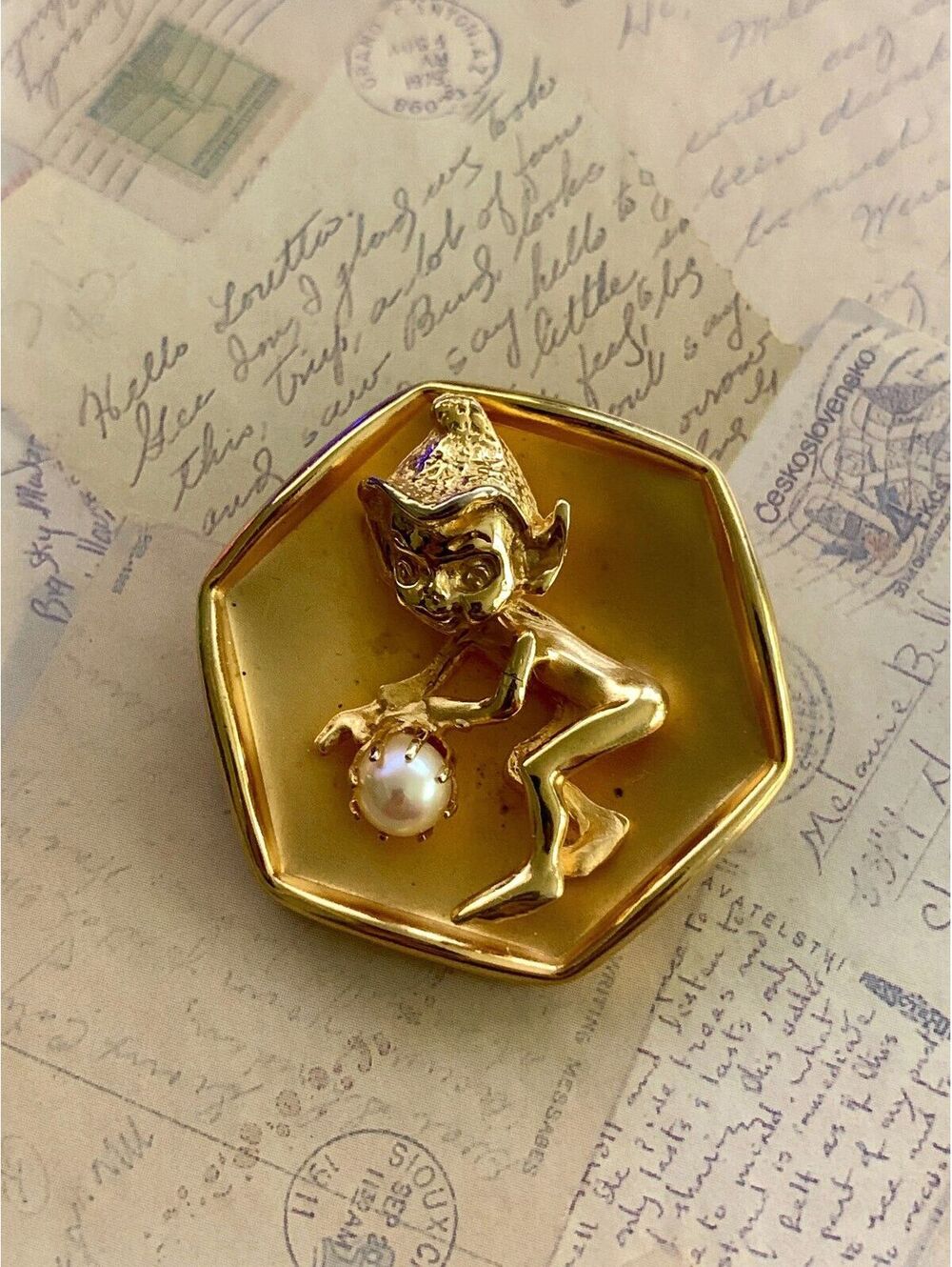 Vintage Charming Gold Elf Brooch with Pearl Accent - Whimsical & Unique Pin